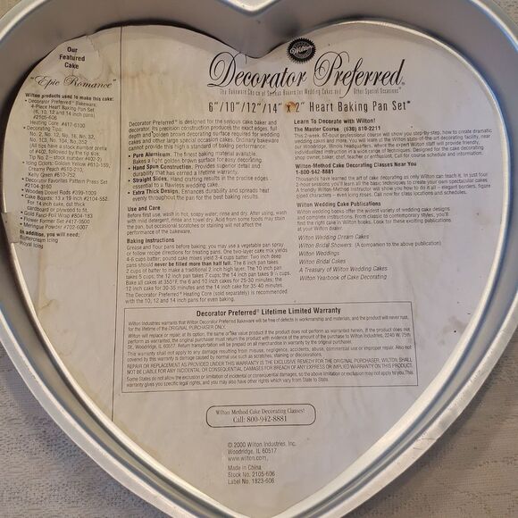 Set of 4 Wilton Heart Shaped Cake Pans With 18" Round Base Plate and Round Pan - Picture 11 of 17
